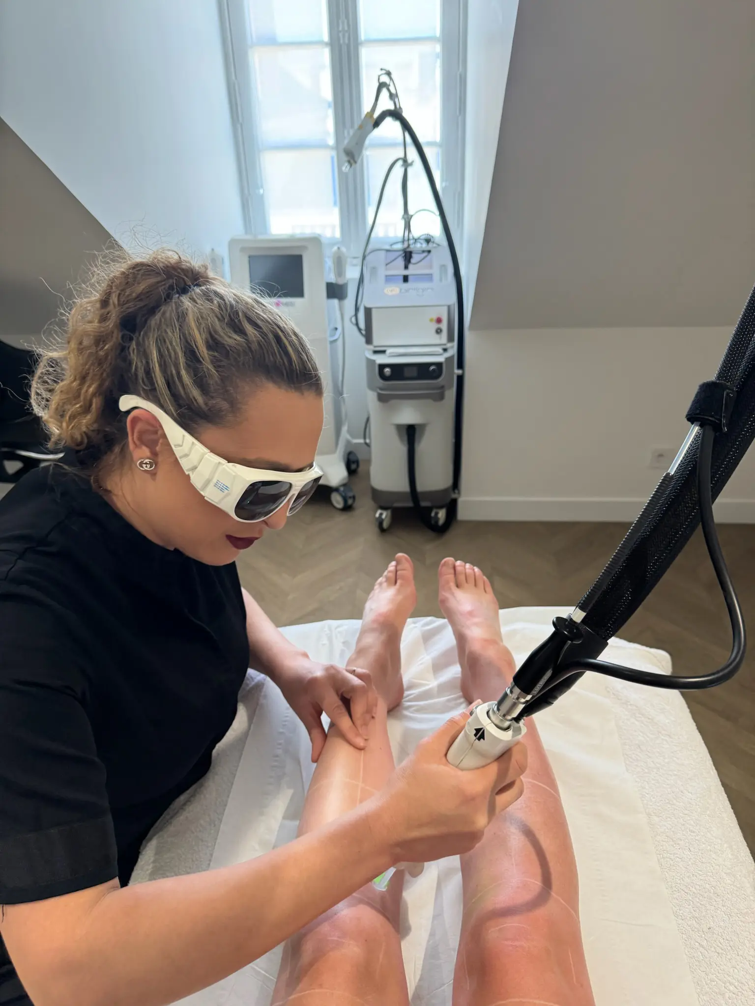Epilation-detatouage Personne réalisant une épilation