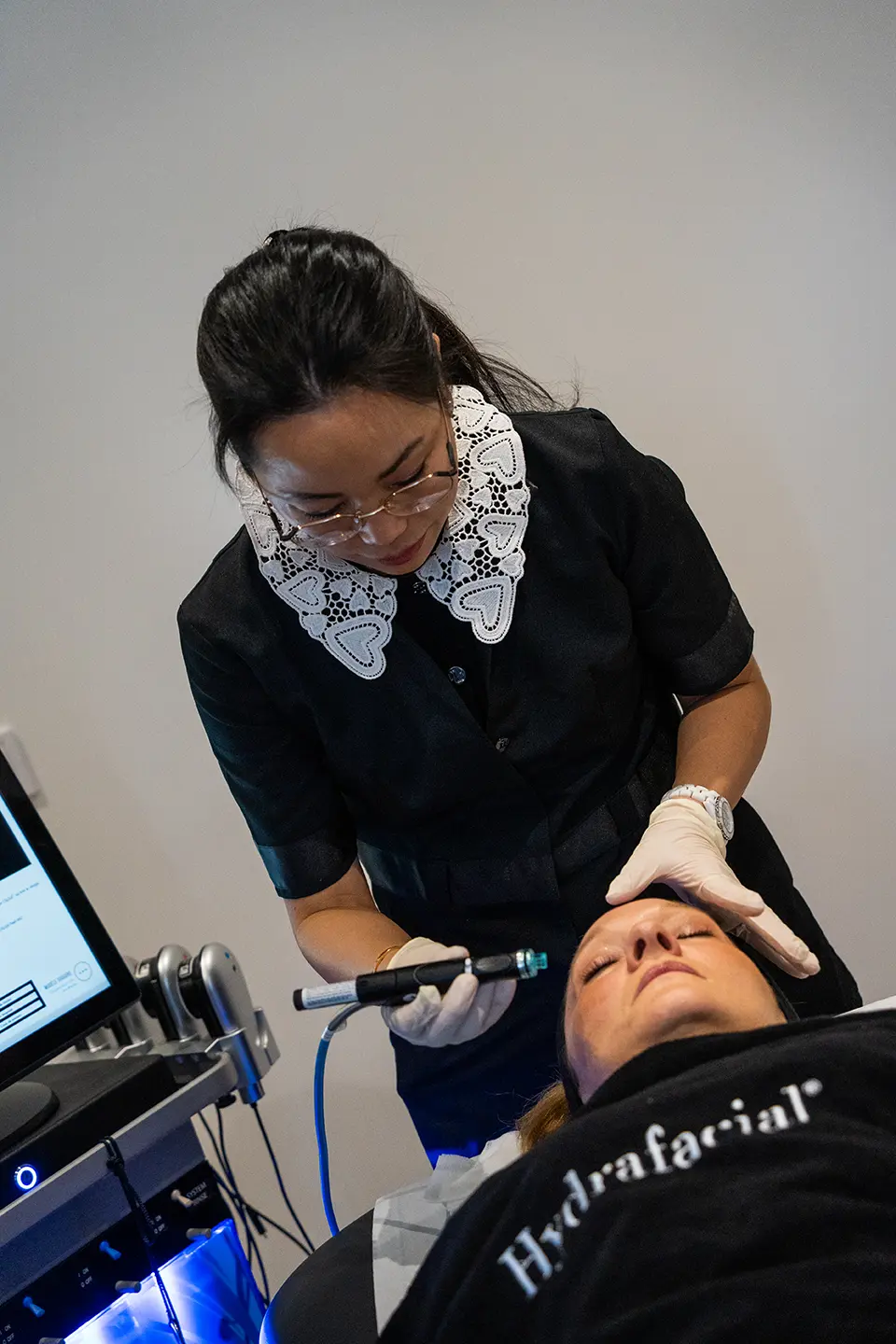 Rajeunissement-soins-peau Personne réalisant un soins de la peau